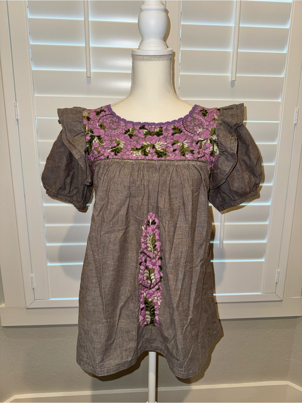 Mi Golondrina Gray Puff-Sleeve Blouse with Purple Floral Embroidery